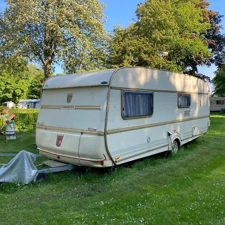 Lille Campingvogn Med Fortelt Campingplatz *