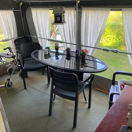 Lille Campingvogn Med Fortelt